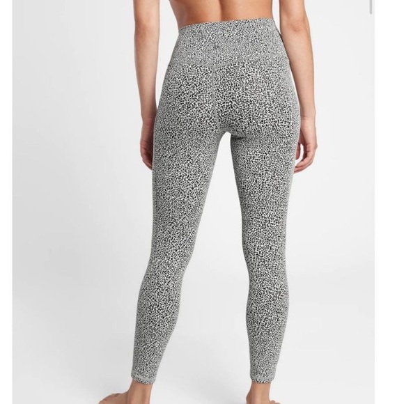 Athleta salutation stash pocket textured tight - Picture 2 of 8